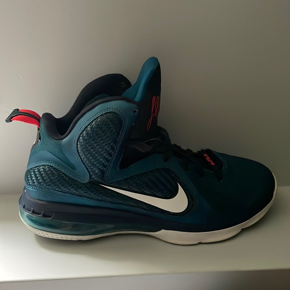 Lebron 9 swingman. A Little bit scuffs. Size 9us. - Picture 1 of 5